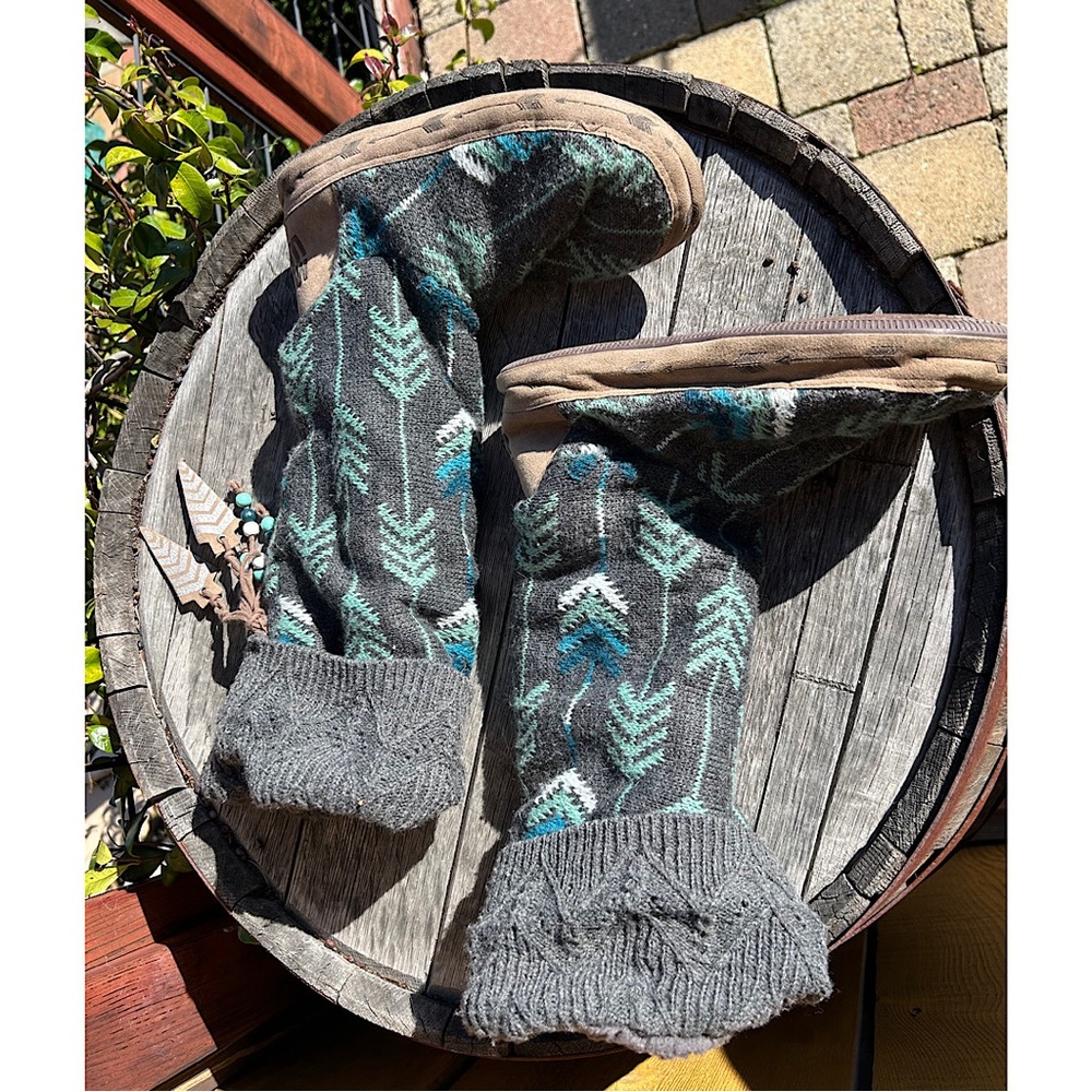 Sz M 7-8 Mukluk slipper booties. Well loved with very cool details. See photos - Picture 1 of 7